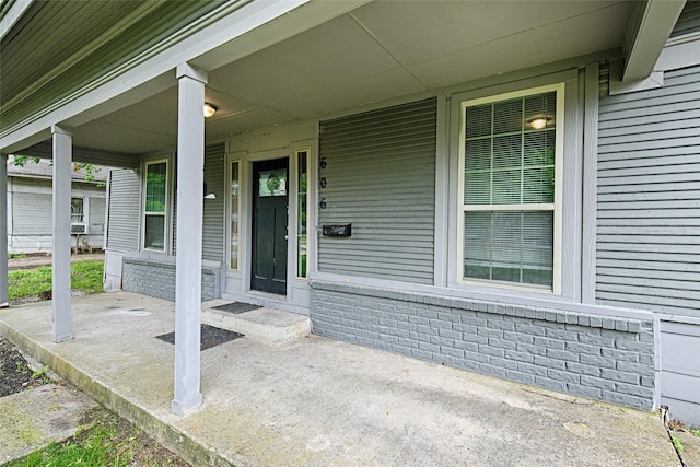 property entrance featuring a porch