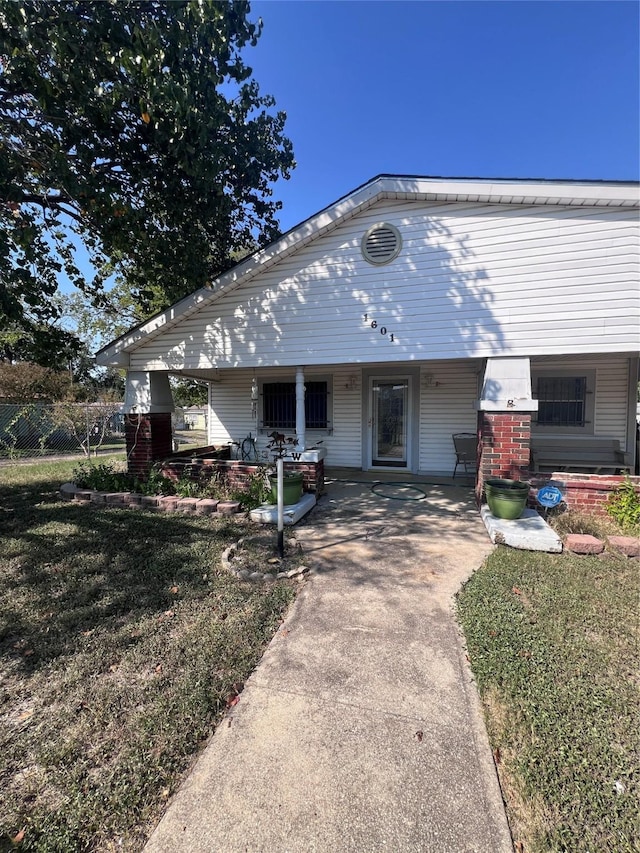 view of front of property featuring a porch and a front lawn