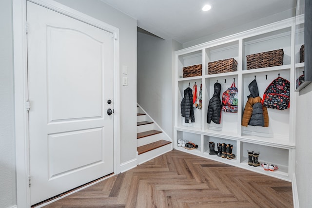 living area with arched walkways, ceiling fan, plenty of natural light, and baseboards