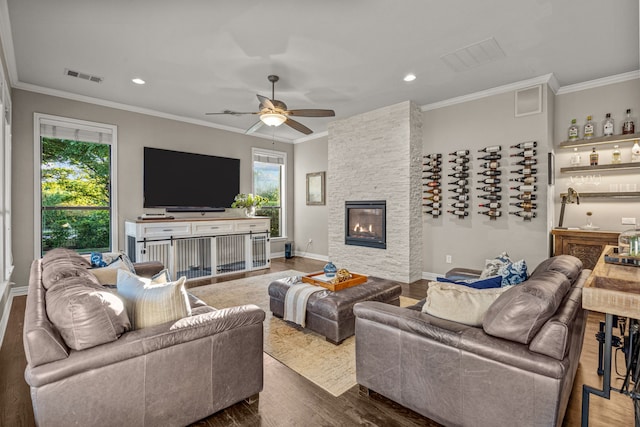 living area featuring crown molding, ceiling fan, recessed lighting, and wood finished floors