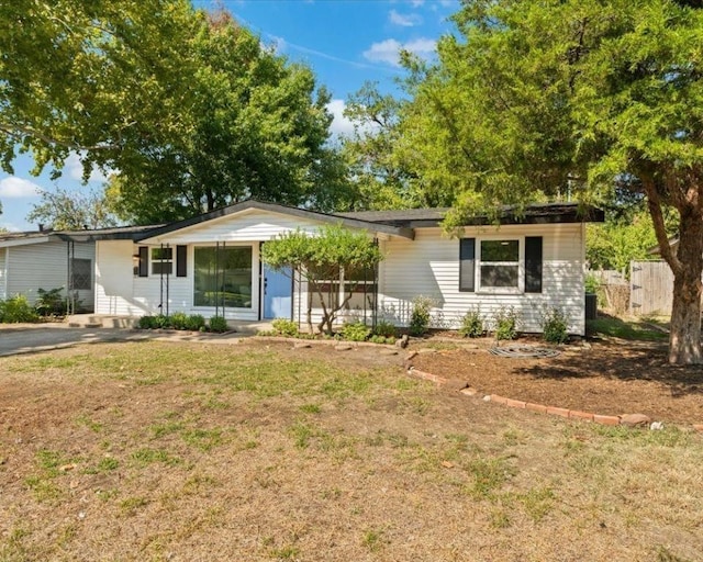 ranch-style house featuring a front yard