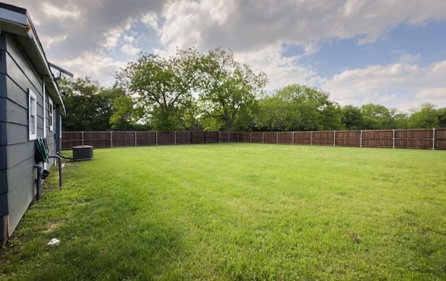 view of yard featuring a fenced backyard