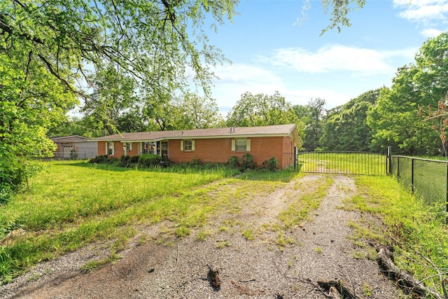 view of front of property featuring dirt driveway and fence
