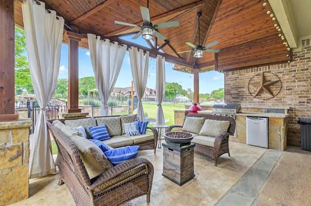 view of patio featuring an outdoor hangout area, ceiling fan, area for grilling, and an outdoor kitchen