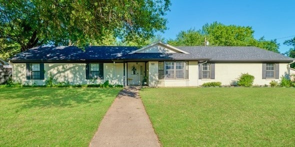 695 SE 32nd St, Paris, TX 75460 - ranch-style house with a front yard
