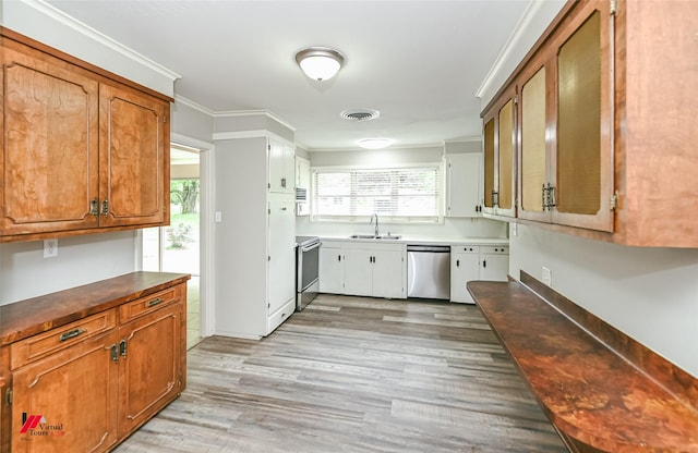 kitchen with a sink, a wealth of natural light, visible vents, and dishwasher
