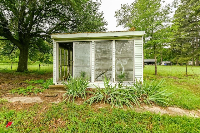 view of outdoor structure with fence and an outdoor structure