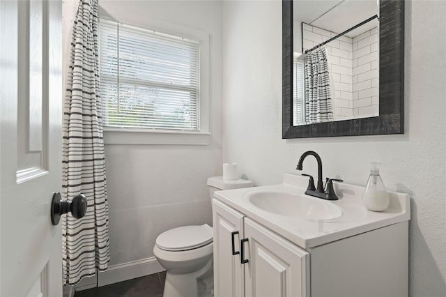 full bathroom featuring toilet, a textured wall, a shower with shower curtain, and vanity