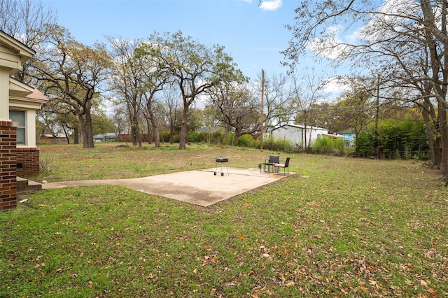 view of yard featuring a patio