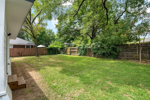 view of yard featuring a fenced backyard