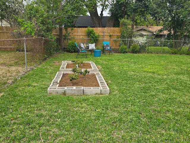 4512 Orchid St, Shreveport, LA 71105 - view of yard featuring a garden
