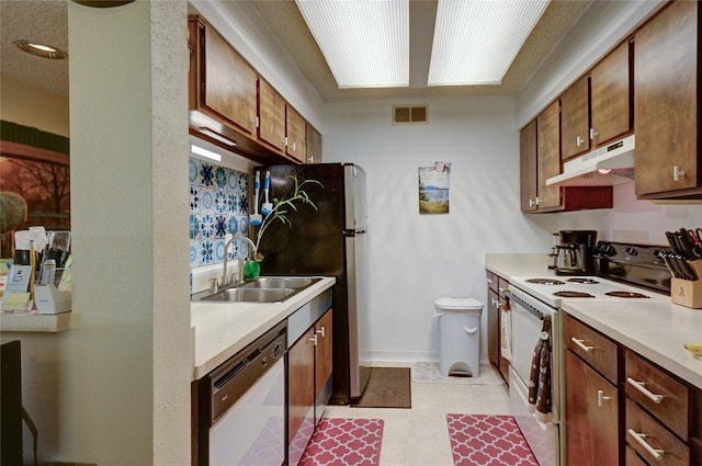 4405 Tophill Ln, Irving, TX 75038 - kitchen featuring a sink, white appliances, light countertops, under cabinet range hood, and visible vents