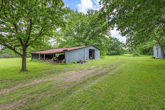 view of yard featuring an outbuilding and an outdoor structure