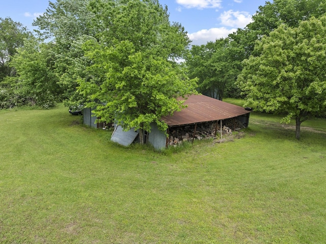 view of yard with a pole building and an outbuilding
