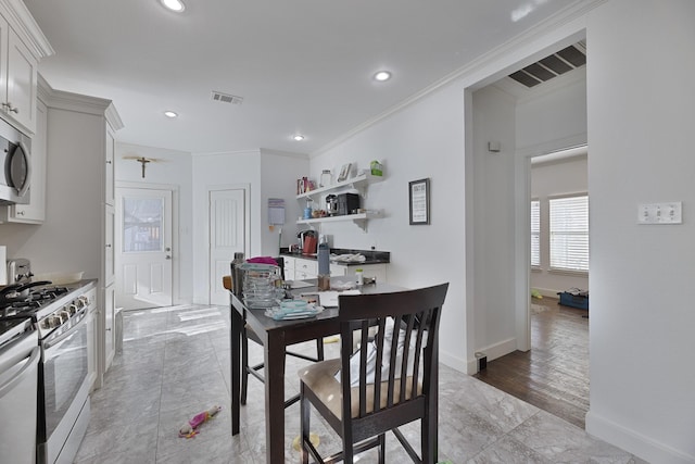 dining space with crown molding, recessed lighting, and baseboards
