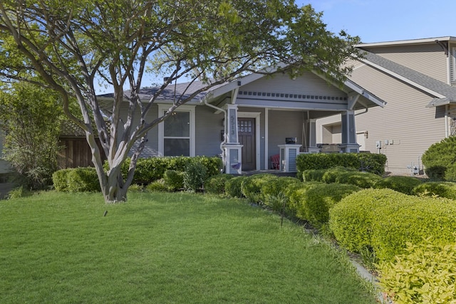 view of front of home featuring a front yard