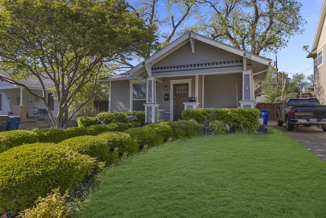 view of front of house featuring a porch and a front yard