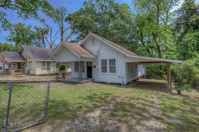 view of front of property featuring fence and a front yard