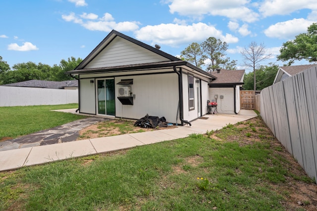 1411 Harvest Hill Ln, Arlington, TX 76014 - back of house featuring a fenced backyard and a yard