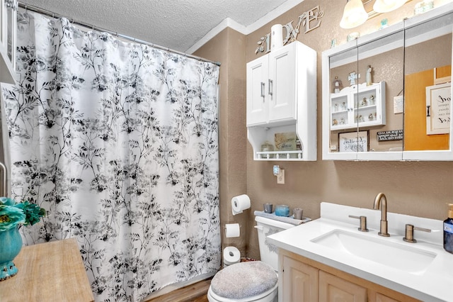 full bath with vanity, a textured wall, toilet, a shower with shower curtain, and a textured ceiling