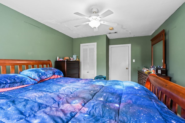 bedroom featuring a ceiling fan, visible vents, and a closet