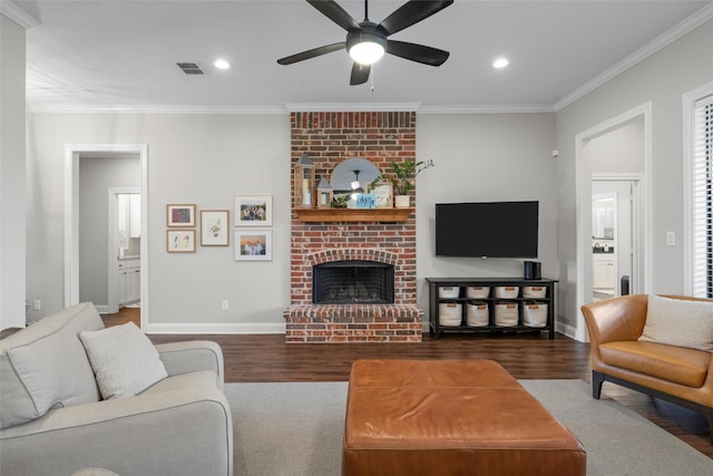 living room featuring ceiling fan, recessed lighting, baseboards, wood finished floors, and visible vents