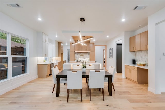 dining space featuring recessed lighting, baseboards, visible vents, and light wood finished floors