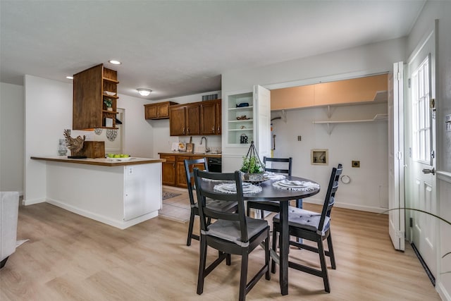 dining space featuring baseboards, light wood-type flooring, and visible vents