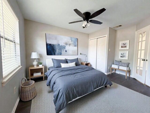 bedroom with visible vents, baseboards, ceiling fan, and a closet