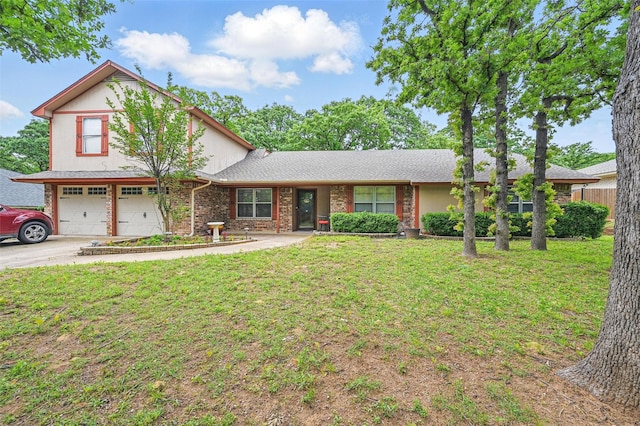 view of front facade featuring fence, an attached garage, driveway, and a front yard