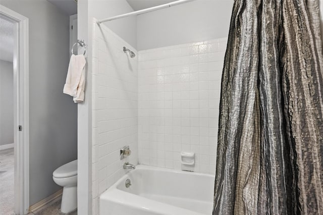 full bathroom with baseboards, shower / bathtub combination with curtain, and toilet