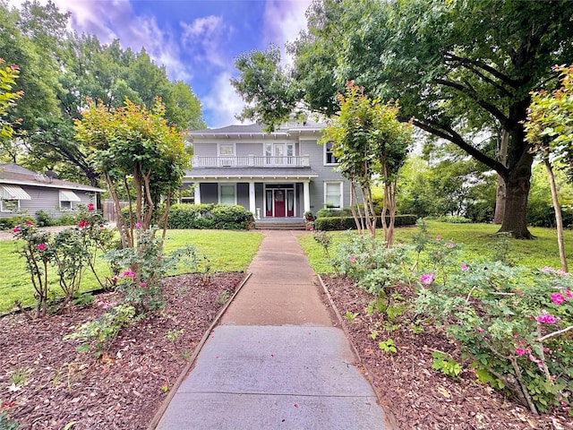900 Park Dr, Hillsboro, TX 76645 - colonial house with a balcony and a front lawn