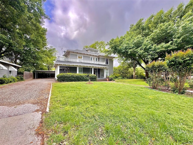 900 Park Dr, Hillsboro, TX 76645 - view of front of property with a balcony, gravel driveway, and a front yard