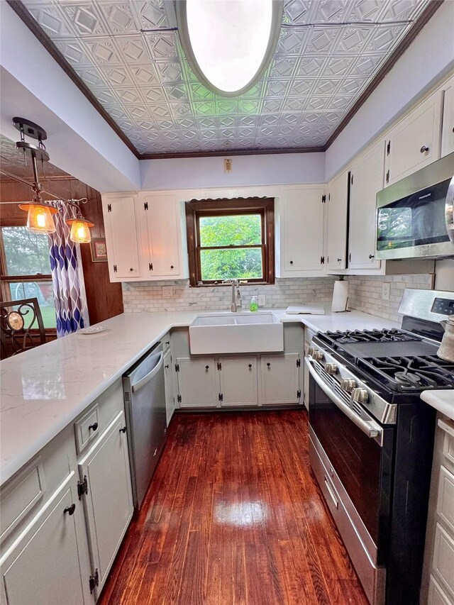 900 Park Dr, Hillsboro, TX 76645 - kitchen with a sink, dark wood finished floors, an ornate ceiling, and stainless steel appliances
