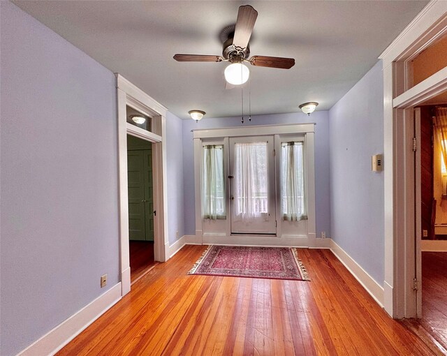 900 Park Dr, Hillsboro, TX 76645 - entryway featuring baseboards, a ceiling fan, and light wood-style flooring