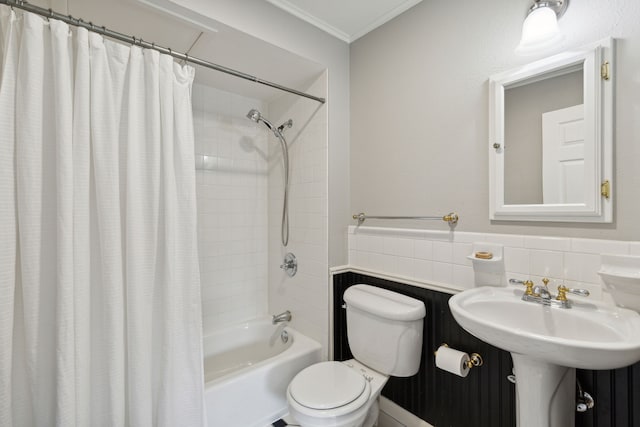 full bath featuring toilet, ornamental molding, and shower / bath combo