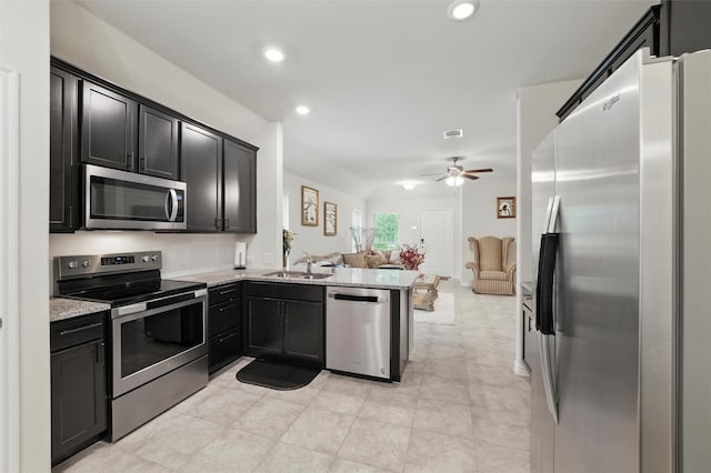 kitchen with ceiling fan, appliances with stainless steel finishes, a sink, a peninsula, and open floor plan