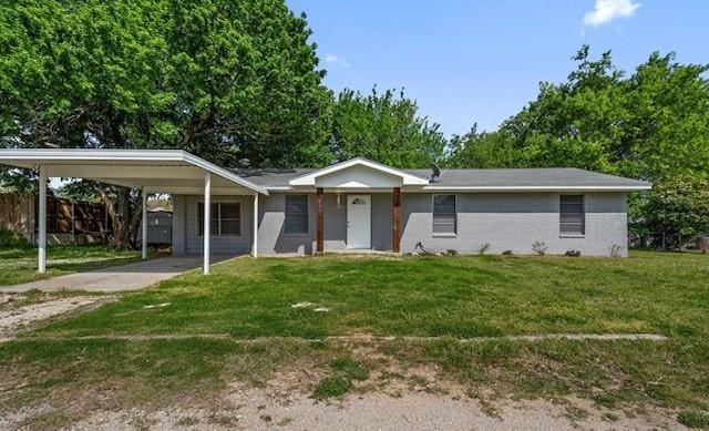 view of front facade with a carport, a front lawn, fence, and concrete driveway