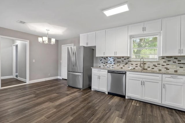 kitchen featuring an inviting chandelier, decorative backsplash, visible vents, a sink, and stainless steel appliances