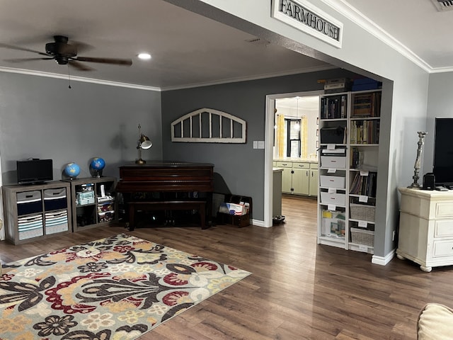 living area featuring a ceiling fan, baseboards, recessed lighting, wood finished floors, and ornamental molding