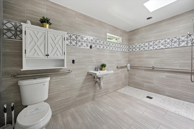 3001 Hurstview Dr, Hurst, TX 76054 - full bathroom featuring a skylight, tiled shower, and toilet