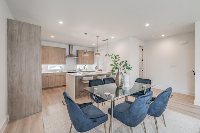 dining space featuring light wood-style floors, recessed lighting, and baseboards