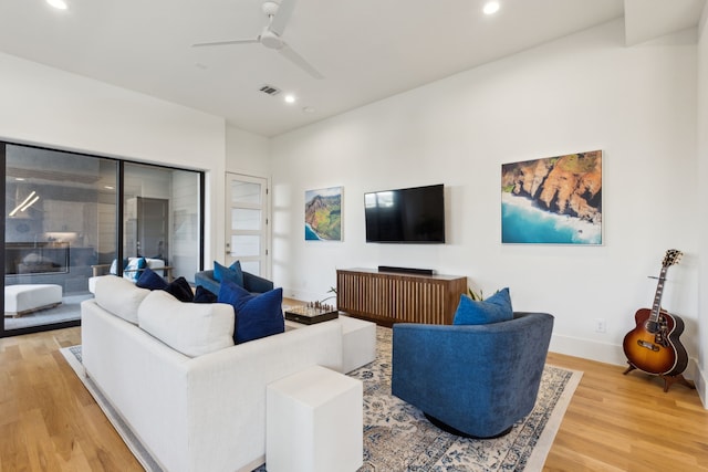 living area featuring a ceiling fan, baseboards, recessed lighting, light wood-type flooring, and visible vents
