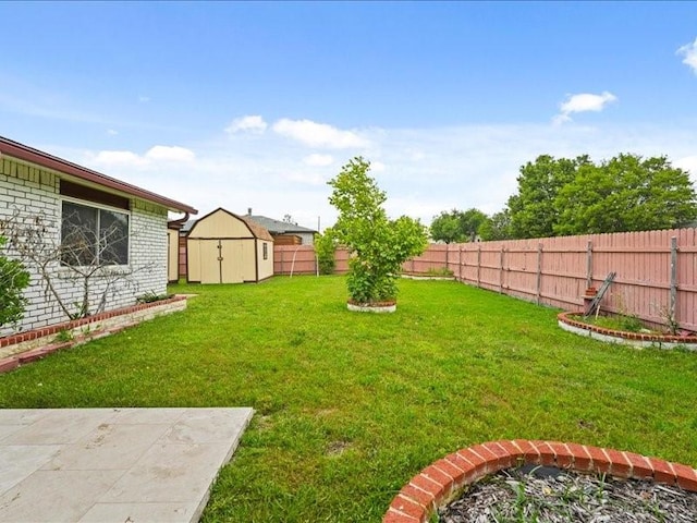 view of yard featuring a storage shed, an outdoor structure, and a fenced backyard