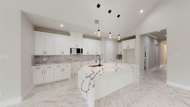 kitchen featuring a sink, visible vents, recessed lighting, decorative backsplash, and a spacious island