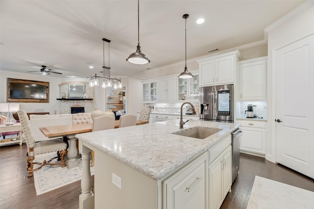 kitchen featuring dark wood-type flooring, a sink, appliances with stainless steel finishes, and ceiling fan