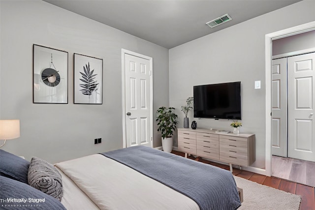 3467 Navajo Cir, Dallas, TX 75224 - bedroom with wood finished floors