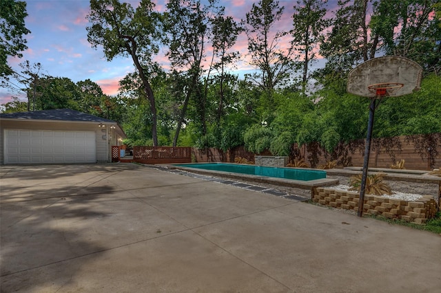 3467 Navajo Cir, Dallas, TX 75224 - pool at dusk featuring a fenced backyard