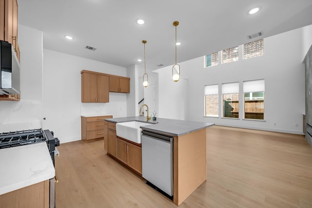 17546 Sequoia Dr, Dallas, TX 75252 - kitchen featuring visible vents, appliances with stainless steel finishes, a sink, and light wood finished floors