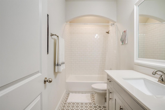 full bathroom featuring toilet, shower / bath combo with shower curtain, and vanity